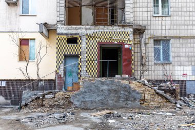 KYIV, UKRAINE - Mar. 31, 2022: Ukrayna savaşı. Rus roketinin Kyiv 'e yaptığı saldırı sonucu bina yıkıldı
