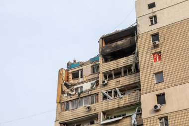 KYIV, UKRAINE - Mar. 31, 2022: Ukrayna savaşı. Rus roketinin Kyiv 'e yaptığı saldırı sonucu bina yıkıldı
