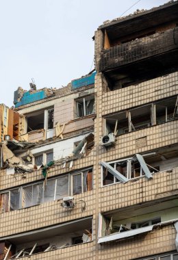 KYIV, UKRAINE - Mar. 31, 2022: Ukrayna savaşı. Rus roketinin Kyiv 'e yaptığı saldırı sonucu bina yıkıldı