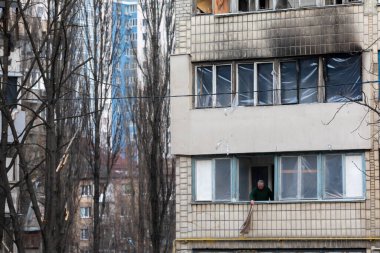 KYIV, UKRAINE - Mar. 31, 2022: Ukrayna savaşı. Rus roketinin Kyiv 'e yaptığı saldırı sonucu bina yıkıldı