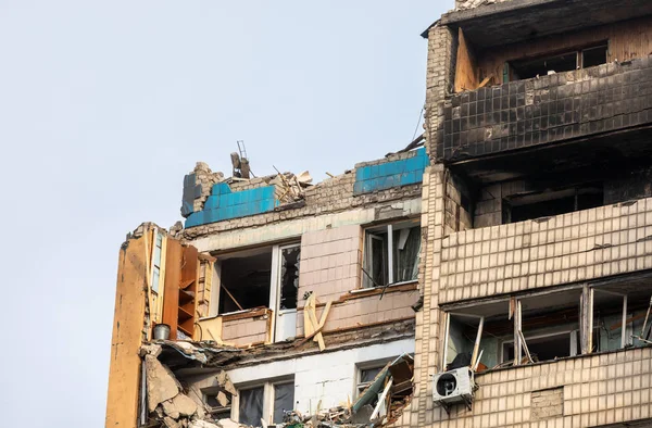 Kyiv Ukrajina Březen 2022 Válka Ukrajině Obytná Budova Poškozená Padajícími — Stock fotografie