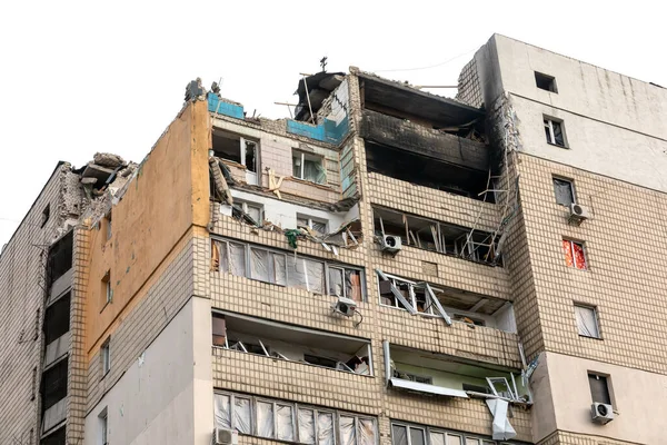 Kyiv Ukraine 2022年3月31日 ウクライナ戦争 キエフへのロシアのロケット攻撃の後に土石流によって損傷した住宅建築物 — ストック写真