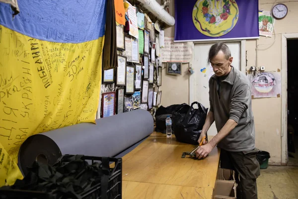 Kyiv Ukraine Apr 2022 Ukrainian Volunteer Weave Camouflage Nets Ukrainian — Stock Photo, Image