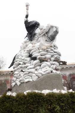 KYIV, UKRAINE - Nisan. 01, 2022: Gönüllüler olası bir bombardıman korkusuyla Hetman Sahaidachny 'nin kum torbalarını örtmek için bir anıtı tamamladı.