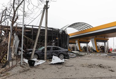 KYIV REG, UKRAINE - Nisan. 02, 2022: Kyiv-Zhytomyr karayolunda bir benzin istasyonunda kargaşa, yıkım ve ölüm..