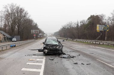 KYIV REG, UKRAINE - Nisan. 02, 2022: Kyiv-Zhytomyr karayolunda tahrip edilmiş ve yanmış bir araba görüldü..