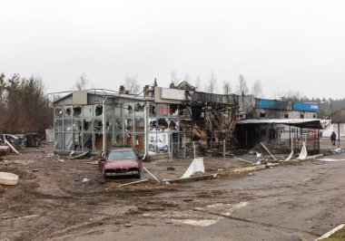 KYIV REG, UKRAINE - Nisan. 02, 2022: Kaos, yıkım ve ölüm Kyiv-Zhytomyr otoyolunda görüldü..