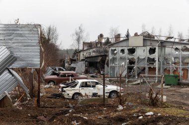 KYIV REG, UKRAINE - Nisan. 02, 2022: Kaos, yıkım ve ölüm Kyiv-Zhytomyr otoyolunda görüldü..