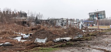 KYIV REG, UKRAINE - Nisan. 02, 2022: Kaos, yıkım ve ölüm Kyiv-Zhytomyr otoyolunda görüldü..