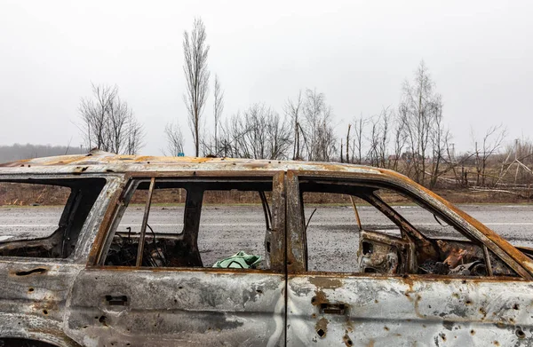 Kyiv Reg Ukraine Apr 2022年2月2日 在距离基辅20公里的Kyiv Zhytomyr高速公路上看到一辆被毁和烧毁的汽车 — 图库照片