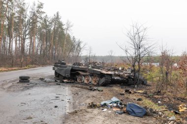 DMITRIVKA, UKRAINE - Nisan. 02, 2022: Dmitrievka, Kiev bölgesi yakınlarındaki Rus işgalcilerinin bozuk tankları ve savaş araçları.