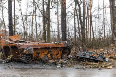 DMITRIVKA, UKRAINE - Nisan. 02, 2022: Dmitrievka, Kiev bölgesi yakınlarındaki Rus işgalcilerinin bozuk tankları ve savaş araçları.