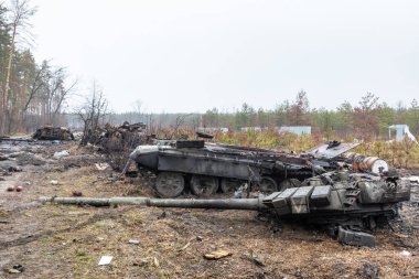DMITRIVKA, UKRAINE - Nisan. 02, 2022: Dmitrievka, Kiev bölgesi yakınlarındaki Rus işgalcilerinin bozuk tankları ve savaş araçları.