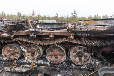 DMITRIVKA, UKRAINE - Nisan. 02, 2022: Dmitrievka, Kiev bölgesi yakınlarındaki Rus işgalcilerinin bozuk tankları ve savaş araçları.