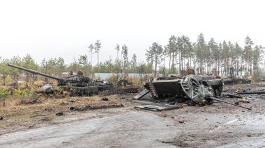 DMITRIVKA, UKRAINE - Nisan. 02, 2022: Dmitrievka, Kiev bölgesi yakınlarındaki Rus işgalcilerinin bozuk tankları ve savaş araçları.