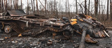 DMITRIVKA, UKRAINE - Nisan. 02, 2022: Dmitrievka, Kiev bölgesi yakınlarındaki Rus işgalcilerinin bozuk tankları ve savaş araçları.