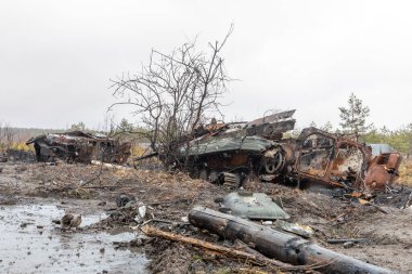 DMITRIVKA, UKRAINE - Nisan. 03, 2022: Dmitrievka, Kiev bölgesi yakınlarındaki Rus işgalcilerinin bozuk tankları ve savaş araçları.