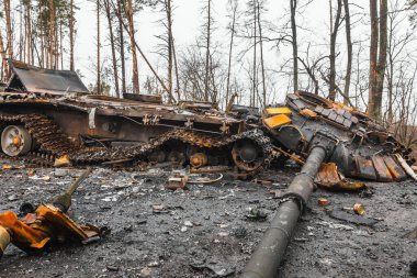 DMITRIVKA, UKRAINE - Nisan. 02, 2022: Dmitrievka, Kiev bölgesi yakınlarındaki Rus işgalcilerinin bozuk tankları ve savaş araçları.