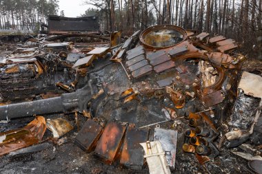 DMITRIVKA, UKRAINE - Nisan. 03, 2022: Dmitrievka, Kiev bölgesi yakınlarındaki Rus işgalcilerinin bozuk tankları ve savaş araçları.