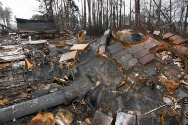 DMITRIVKA, UKRAINE - Nisan. 03, 2022: Dmitrievka, Kiev bölgesi yakınlarındaki Rus işgalcilerinin bozuk tankları ve savaş araçları.