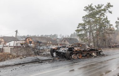 DMITRIVKA, UKRAINE - Nisan. 03, 2022: Dmitrievka, Kiev bölgesi yakınlarındaki Rus işgalcilerinin bozuk tankları ve savaş araçları.