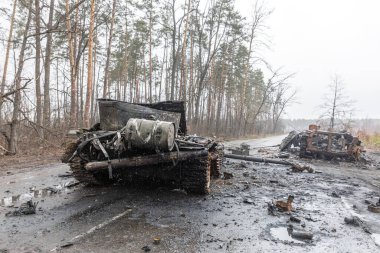 DMITRIVKA, UKRAINE - Nisan. 03, 2022: Dmitrievka, Kiev bölgesi yakınlarındaki Rus işgalcilerinin bozuk tankları ve savaş araçları.