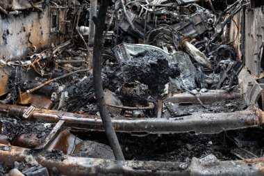 DMITRIVKA, UKRAINE - Nisan. 03, 2022: Dmitrievka, Kiev bölgesi yakınlarındaki Rus işgalcilerinin bozuk tankları ve savaş araçları.