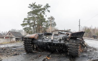 DMITRIVKA, UKRAINE - Nisan. 03, 2022: Dmitrievka, Kiev bölgesi yakınlarındaki Rus işgalcilerinin bozuk tankları ve savaş araçları.