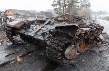 DMITRIVKA, UKRAINE - Nisan. 03, 2022: Dmitrievka, Kiev bölgesi yakınlarındaki Rus işgalcilerinin bozuk tankları ve savaş araçları.