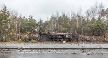 DMITRIVKA, UKRAINE - Nisan. 03, 2022: Dmitrievka, Kiev bölgesi yakınlarındaki Rus işgalcilerinin bozuk tankları ve savaş araçları.