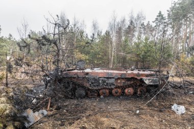 DMITRIVKA, UKRAINE - Nisan. 03, 2022: Dmitrievka, Kiev bölgesi yakınlarındaki Rus işgalcilerinin bozuk tankları ve savaş araçları.
