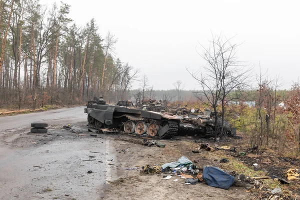 DMITRIVKA, UKRAINE - Nisan. 02, 2022: Dmitrievka, Kiev bölgesi yakınlarındaki Rus işgalcilerinin bozuk tankları ve savaş araçları.