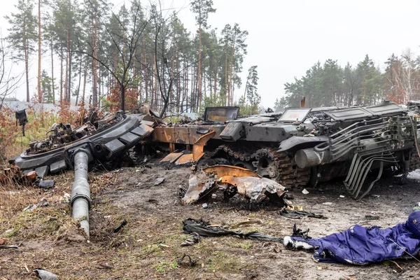 DMITRIVKA, UKRAINE - Nisan. 02, 2022: Dmitrievka, Kiev bölgesi yakınlarındaki Rus işgalcilerinin bozuk tankları ve savaş araçları.