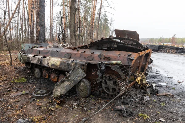 DMITRIVKA, UKRAINE - Nisan. 02, 2022: Dmitrievka, Kiev bölgesi yakınlarındaki Rus işgalcilerinin bozuk tankları ve savaş araçları.