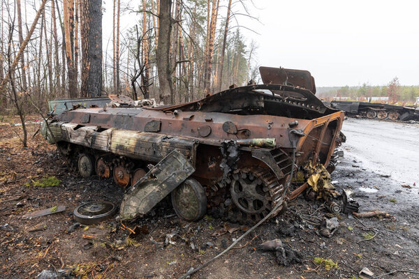 ДМИТРИЙ (УКРАИНА) - Апрель. 02, 2022: Разбитые танки и боевая техника русских захватчиков вблизи села Дмитриевка Киевской области.