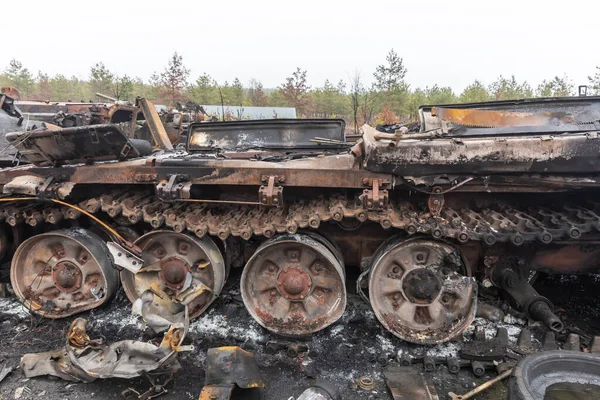 DMITRIVKA, UKRAINE - Nisan. 02, 2022: Dmitrievka, Kiev bölgesi yakınlarındaki Rus işgalcilerinin bozuk tankları ve savaş araçları.