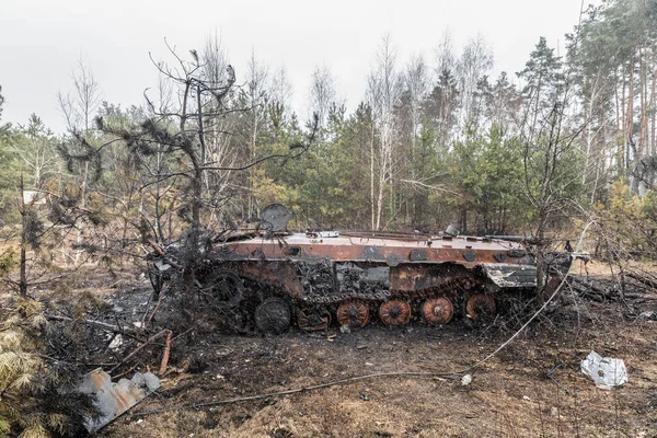 DMITRIVKA, UKRAINE - Nisan. 03, 2022: Dmitrievka, Kiev bölgesi yakınlarındaki Rus işgalcilerinin bozuk tankları ve savaş araçları.