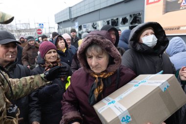 BuCHA, UKRAINE - Nisan. 03, 2022: Kyiv Toprak Savunması işgal altında bir ay geçiren Bucha sakinlerine insani yardım ve yiyecek dağıtıyor
