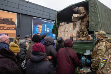 BuCHA, UKRAINE - Nisan. 03, 2022: Kyiv Toprak Savunması işgal altında bir ay geçiren Bucha sakinlerine insani yardım ve yiyecek dağıtıyor