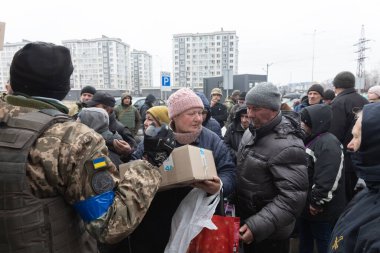 BuCHA, UKRAINE - Nisan. 03, 2022: Kyiv Toprak Savunması işgal altında bir ay geçiren Bucha sakinlerine insani yardım ve yiyecek dağıtıyor