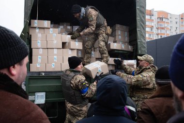 BuCHA, UKRAINE - Nisan. 03, 2022: Kyiv Toprak Savunması işgal altında bir ay geçiren Bucha sakinlerine insani yardım ve yiyecek dağıtıyor
