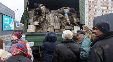 BuCHA, UKRAINE - Nisan. 03, 2022: Kyiv Toprak Savunması işgal altında bir ay geçiren Bucha sakinlerine insani yardım ve yiyecek dağıtıyor