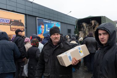 BuCHA, UKRAINE - Nisan. 03, 2022: Kyiv Toprak Savunması işgal altında bir ay geçiren Bucha sakinlerine insani yardım ve yiyecek dağıtıyor