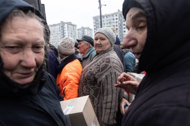 BuCHA, UKRAINE - Nisan. 03, 2022: Kyiv Toprak Savunması işgal altında bir ay geçiren Bucha sakinlerine insani yardım ve yiyecek dağıtıyor