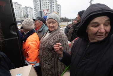 BuCHA, UKRAINE - Nisan. 03, 2022: Kyiv Toprak Savunması işgal altında bir ay geçiren Bucha sakinlerine insani yardım ve yiyecek dağıtıyor
