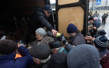 BuCHA, UKRAINE - Nisan. 03, 2022: Kyiv Toprak Savunması işgal altında bir ay geçiren Bucha sakinlerine insani yardım ve yiyecek dağıtıyor