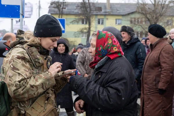 Bucha Ukraine Kwiecień 2022 Obrona Terytorialna Kijowa Rozdziela Pomoc Humanitarną — Zdjęcie stockowe