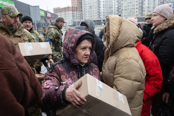BuCHA, UKRAINE - Nisan. 03, 2022: Kyiv Toprak Savunması işgal altında bir ay geçiren Bucha sakinlerine insani yardım ve yiyecek dağıtıyor