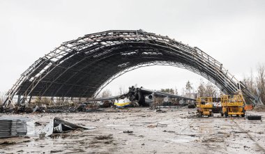 HOSTOMIL, UKRAINE - Nisan. 02, 2022: Dünyaca ünlü AN-225 Mriya, dünyanın en büyük uçaklarından biri, 24 Şubat 2022 tarihinde Hostomil Havalimanı 'nda Rus birlikleri tarafından imha edildi.