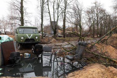 HOSTOMIL, UKRAINE - Nisan. 02, 2022: Kırık tanklar, savaş araçları ve Hostomil, Kiev bölgesindeki Rus işgalcilerin yanmış askeri ekipmanları
